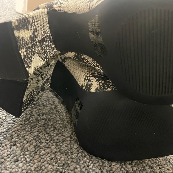 Snakeskin over the knee boots - Picture 5 of 6